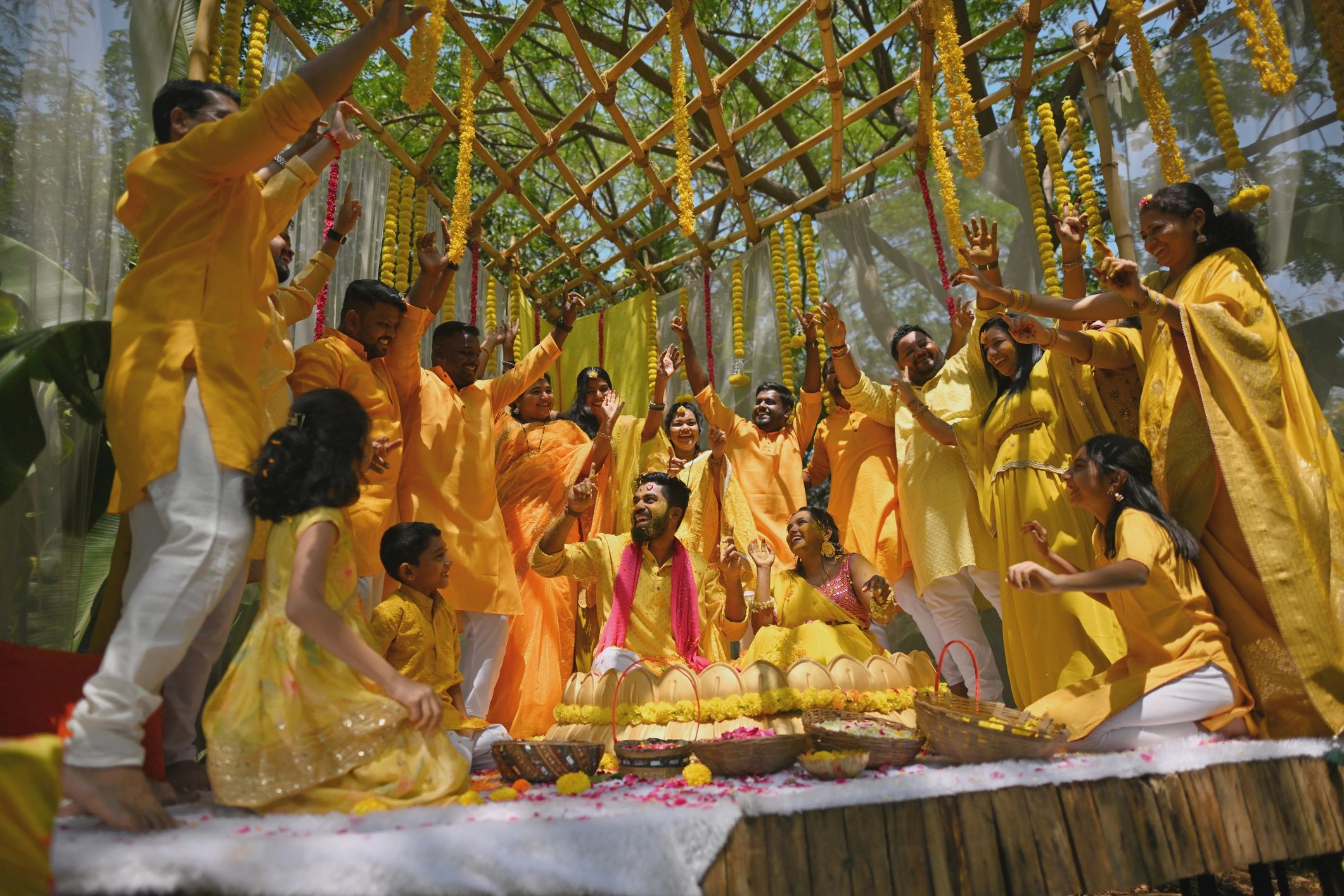 भारतीय परिवार और मित्रों का समूह एक समारोह में साथ खड़ा है
