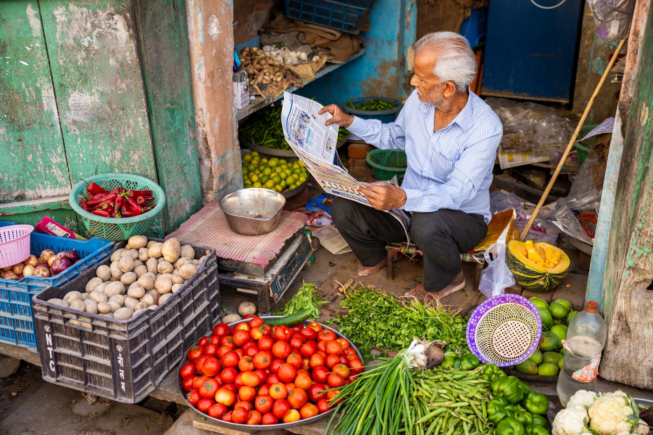 अखबार पढ़ते व्यक्ति की तस्वीर